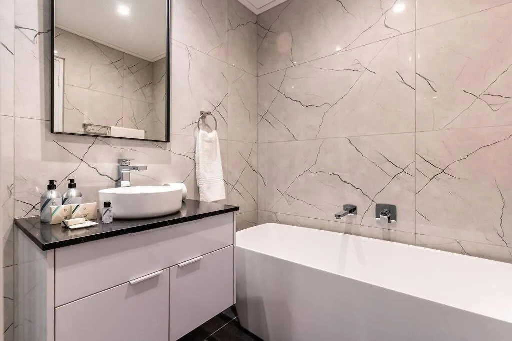 Apartment Urban Palette - Modern & Artistic Green Point Apt Cape Town South Africa