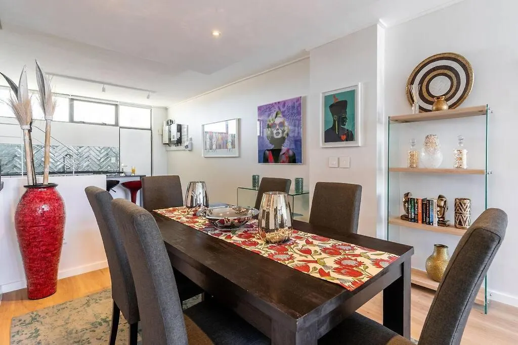 Apartment Urban Palette - Modern & Artistic Green Point Apt Cape Town