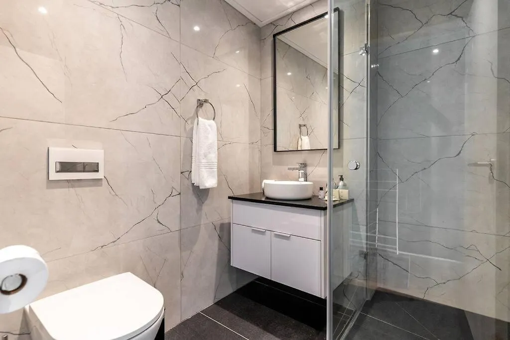 Apartment Urban Palette - Modern & Artistic Green Point Apt Cape Town
